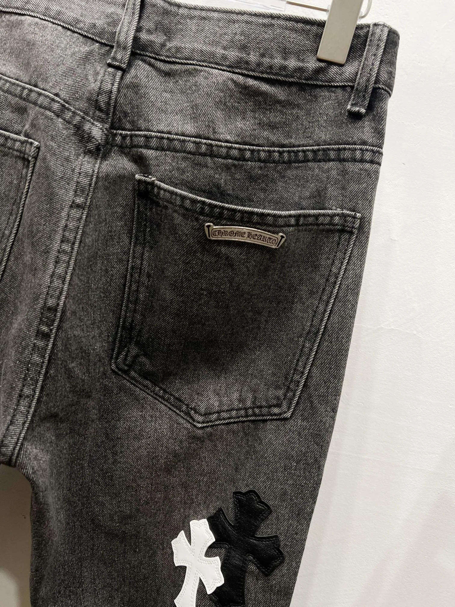 P260 Style number: (c028) Chrome Hearts CH Chrome Hearts 24SS vip custom-made double-knee leather flame high street cross jeans. Original purchased and patterned to truly restore the ultimate vintage texture. Special Italian cowhide print and then cut. Customized sheepskin three-layer thick line leather. The whole body is spliced in heavy water washing process. Craftsmen hand-splash ink. You can see the details. Three-dimensional cutting version. Loose and comfortable, not flattering on the body. Makes taller and slimmer. Seiko factory. Original factory quality control, same style for men and women, can be matched with couples, versatile recommendation, must-have jeans for all seasons Color: gray Size: 28, 30, 32, 34, 36 (S-xxl)